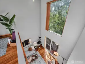 20 ft ceilings makes this a great artist's space also.