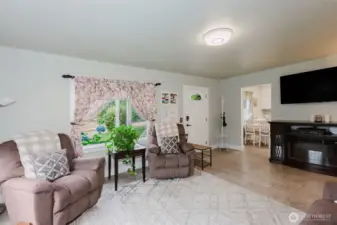 Roomy living room ~ room for your couch, tables and 2 recliners!