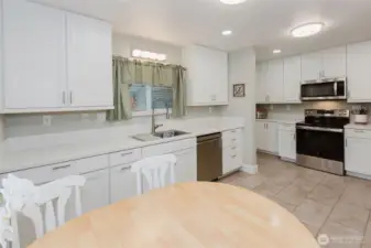 Shiny quartz countertops!