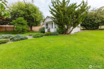 Plenty of space for entertaining or gardening!