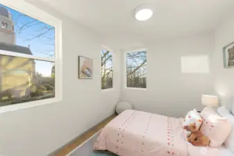 Bright and versatile secondary bedroom, ideal for guests or a home office.