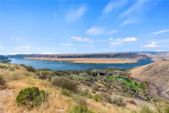 Views up and down the Columbia River.