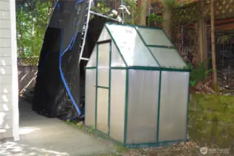 Greenhouse and complete trampoline.
