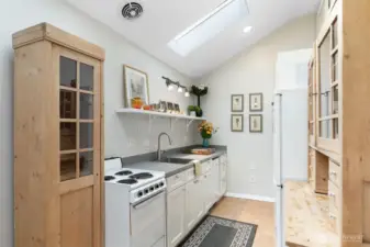 ...that opens to a very efficient fully equipped kitchen with a combo washer/dryer.