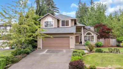 Welcome Home to this lovingly maintained 4 beds, 2.5 baths in Willows Crest, close to everything!