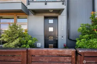 Just steps to the beach, waterfront ladder access, and all the best of Alki—shops, cafes, and stunning shoreline beauty.