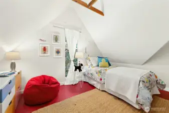 Vaulted ceilings with great light
