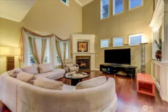 2 story ceiling, gleaming hardwoods and gas fireplace.  What more could you ask for?