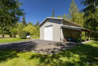 30' x 40' detached shop with RV door. Lean too for extra storage and second roll up door.