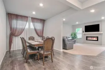 Spacious and bright dinnig room