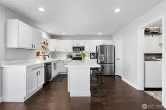 Quartz Counters, Stainless Steel Appliances