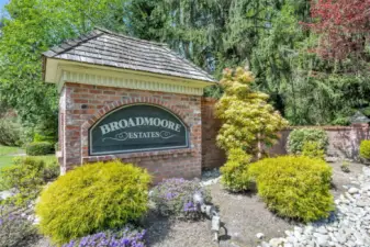 Coveted neighborhood, quiet and private and yet close to everything.