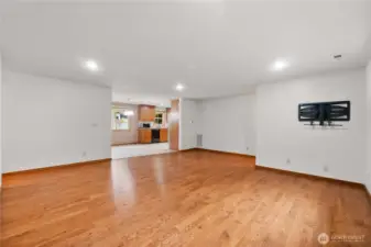 LR looking toward kitchen