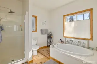 Primary ensuite with 4-pc bath.