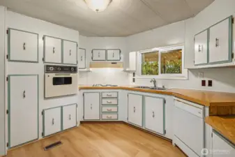 Large kitchen with eating bar and new LVP