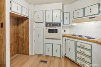 Large kitchen with eating bar and new LVP