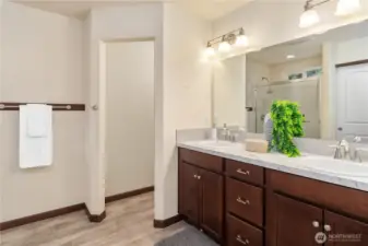 Primary bath with dual sinks