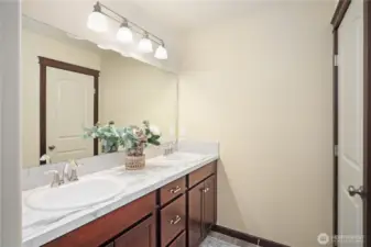 Full bath w/ dual sinks
