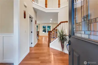 Grand open entryway with vaulted ceiling.