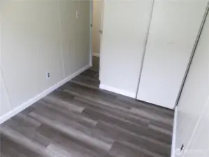 Smaller bedroom equipped with a closet!