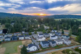 Serene neighborhood minutes to school and amenities