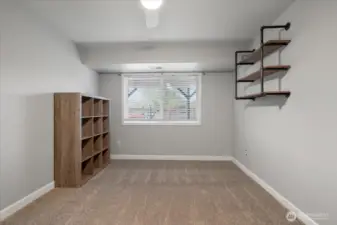 Flex space or 5th bedroom w/new carpet