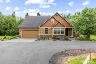 Great curb appeal at this well-maintained, peaceful abode.