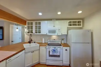 Kitchen and breakfast bar