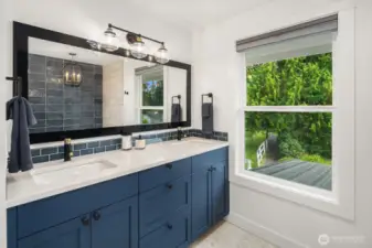 Luxe primary en-suite 5-piece bathroom