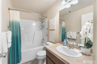 Upstairs full bathroom.