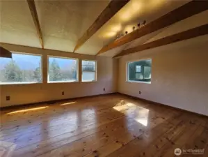Spacious Dining Area or Flexible Space