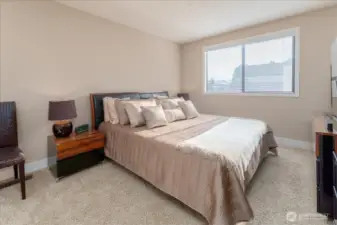 1 bedroom, this is a king size bed with 2 night stands and two dressers.  So as you can see there is plenty of room here.