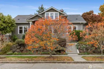 Autumn colors delight, as will every other season in this special Mt Baker house.