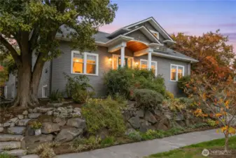 Autumn colors delight, as will every other season in this special Mt Baker house.