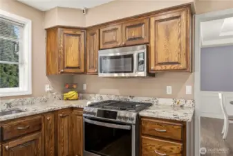 Newer gas stove to make the best meals in the neighborhood