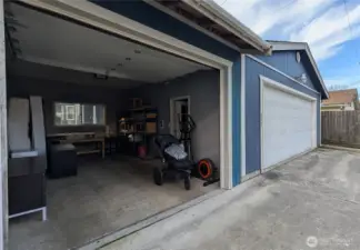 Separate third parking space!