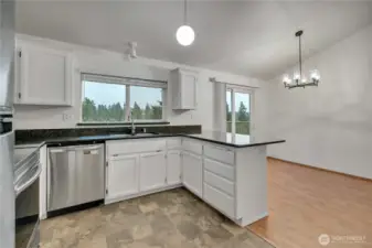 Nice peninsula for informal eating bar.