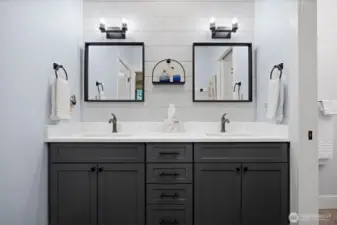 The shared bathroom between bedrooms 3 and 4.