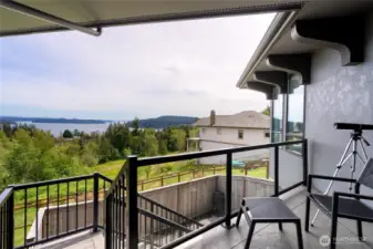 Large deck to take in surrounding views