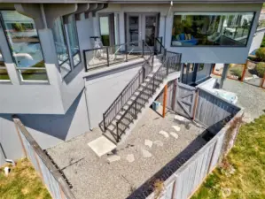 Outdoor area perfect for pets or storage