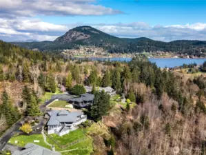 Beautiful Water & Mountain Views - close in proximity to Cornet Bay for boating, Campbell Lake, 15 mins to downtown Anacortes.