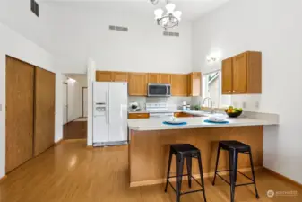 Seating for up to 4 adults at the breakfast bar creates a great casual seating option, and the French door fridge offers an exterior ice and water dispenser.