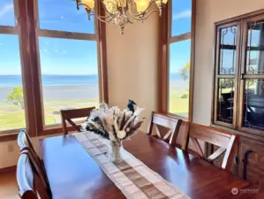 Dining area with again amazing views!