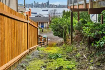 North unfinished driveway--buyer to verifty access