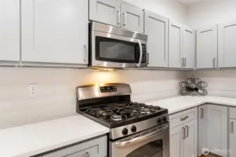 Gas stove/oven with over range microwave