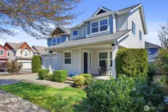 Beautiful home in popular Horizon Pointe; tree-lined streets, paved pathways, and neighborhood parks, all in a convenient location!