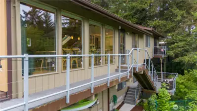 deck continues around the back of the home and goes down to another deck from the room downstairs