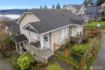 Corner, fully-fenced lot on a private, dead end street. Calming Lake Washington and Cascade Mountain views.