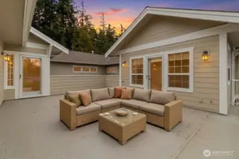 Equipped with a natural gas connection, the front deck is ideal for effortless outdoor cooking and entertaining.