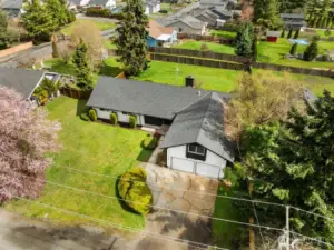 Super well located close to delicious restaurants, groceries, great shops, services and transportation options